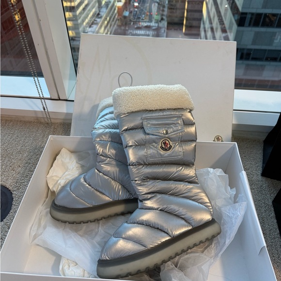 Moncler
Moncler Logo Patch Puffer Boots silver Size 8 (39) - Picture 1 of 4